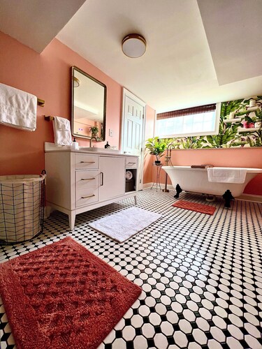 Cozy Basement Apartment w/ Spa Bathroom Suite