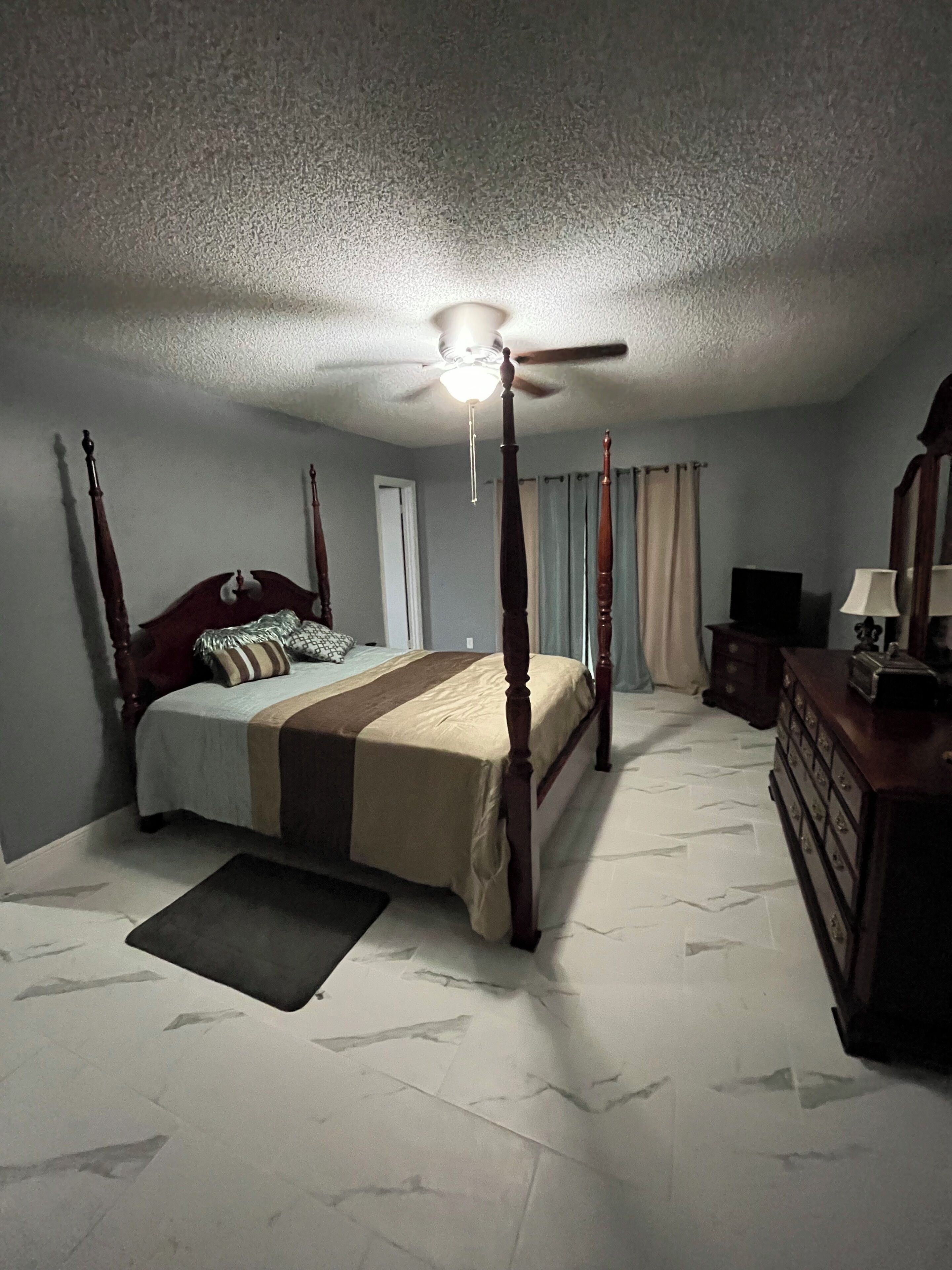 Spacious Queen Masterbedroom/bathroom