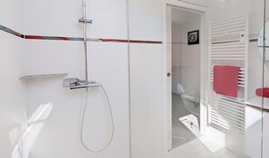 Sèche-cheveux, serviettes fournies, papier toilette
