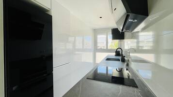 Kjøleskap, mikrobølgeovn, ovn og oppvaskmaskin