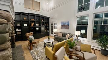 Smart TV, chimenea, libros y oficina