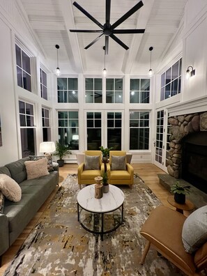 スマートテレビ、暖炉、書庫、書斎 / ワークスペース