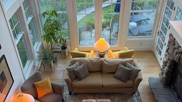 Smart TV, fireplace, books, offices