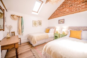 2 bedrooms, iron/ironing board, travel cot, WiFi - The Stables, Ivy Lodge Barn, Hoo (Hoo)