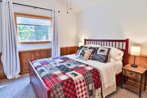 1 makuuhuone, työpöytä, silitysrauta/-lauta, vauvan matkasänky