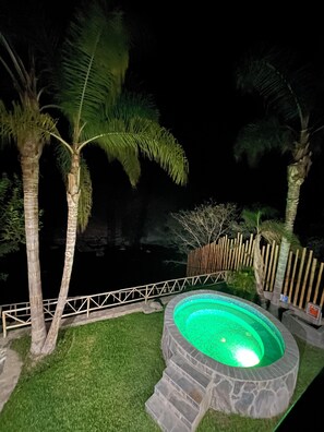 Tina de hidromasaje al aire libre