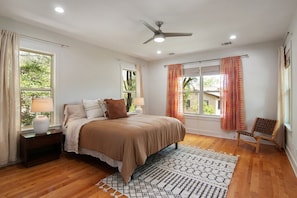 4 bedrooms, iron/ironing board, WiFi, bed sheets