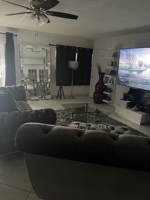 TV connectée, livres, chaîne hi-fi, imprimantes