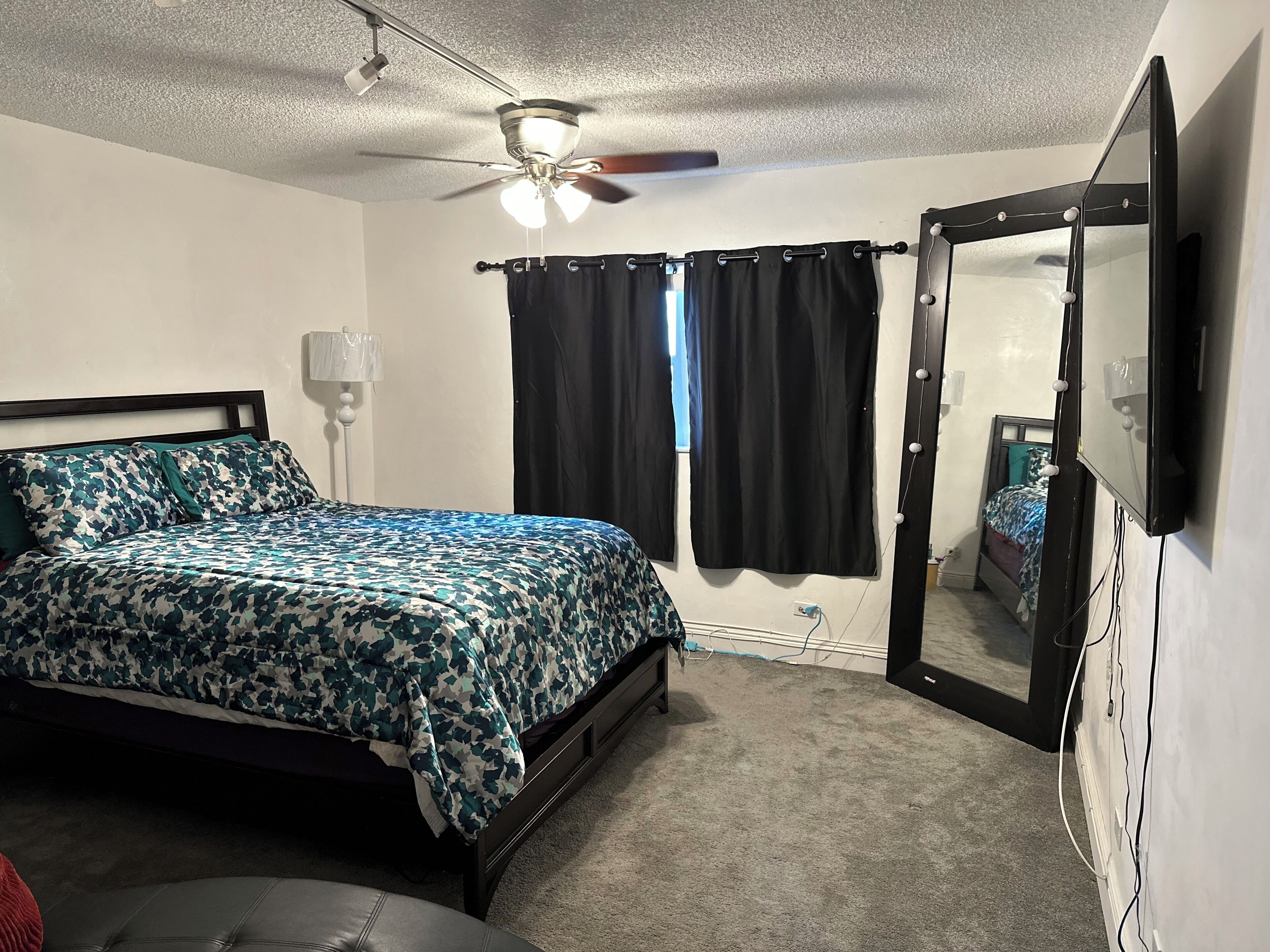 1 室のベッドルーム、デスク、アイロン / アイロン台、WiFi (無料)