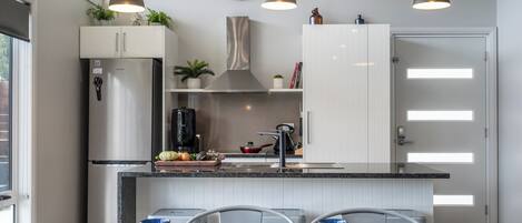 Refrigerador con freezer, microondas, horno, placa de cocina