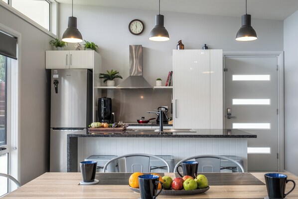 House | Private kitchen | Full-size fridge, microwave, oven, stovetop - Amaroo 2 (Coles Bay)