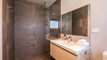 House | Bathroom | Hair dryer, towels, soap, shampoo