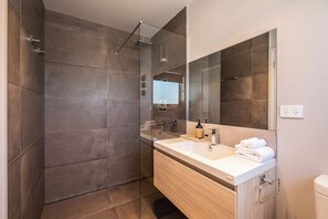 House | Bathroom | Hair dryer, towels, soap, shampoo - Amaroo 2 (Coles Bay)