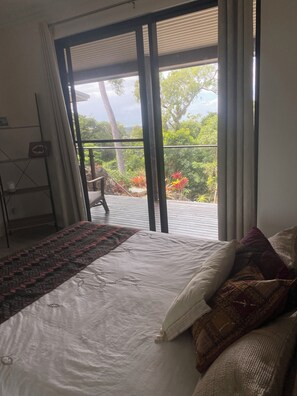 3 bedrooms, WiFi, bed sheets - Tranquil Ocean Views in a quiet rainforest setting - Smithfield Heights

 (Smithfield)