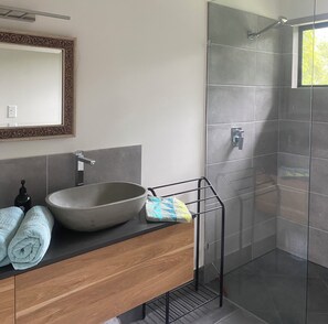 Dusche, Handtücher, Seife, Toilettenpapier