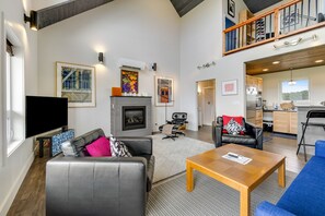 Fernseher, Kamin, Bücher, Stereoanlage