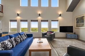 Fernseher, Kamin, Bücher, Stereoanlage