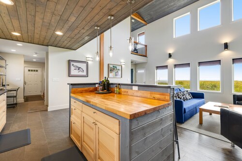 Blue Ocean Lodge | Oceanfront house in Westport with beach access, W/D