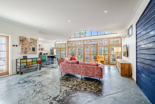 Télévision, table de tennis de table, chaîne hi-fi