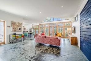 Tv, bordtennisbord, stereoanlæg