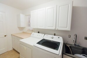 Fridge, oven, stovetop, dishwasher - Manasquan Park Farm retreat near beach, amazing location with privacy & access (Manasquan)