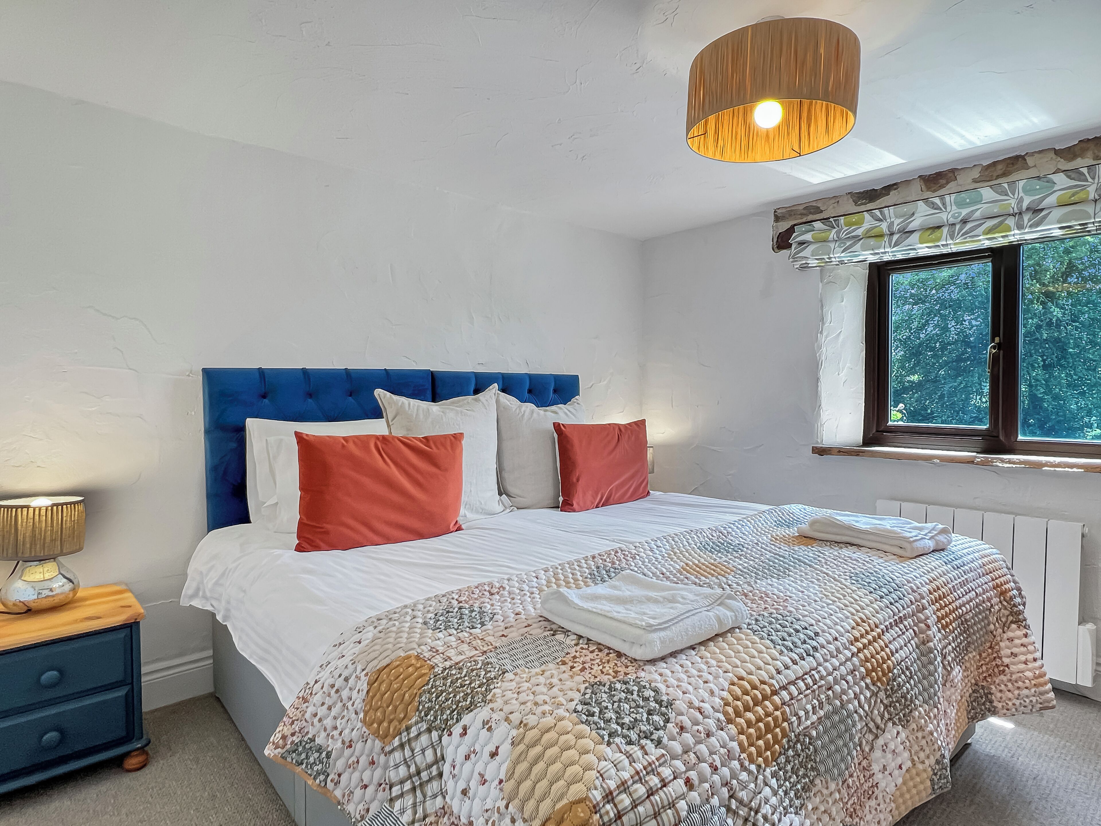 2 bedrooms, iron/ironing board, internet, bed sheets