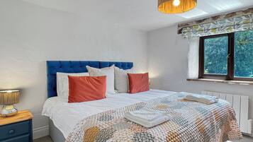 2 bedrooms, iron/ironing board, internet, bed sheets
