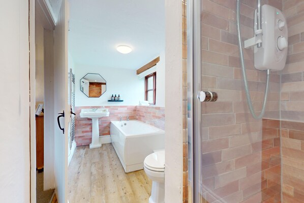 Ein Badezimmer mit Badewanne, Toilette und Waschbecken.
