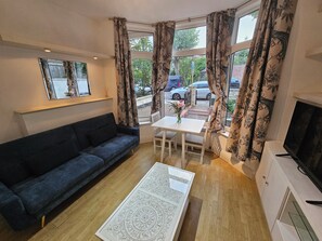 TV, fireplace - Light 1-bed - London N8 - free parking - fast WiFi (London)