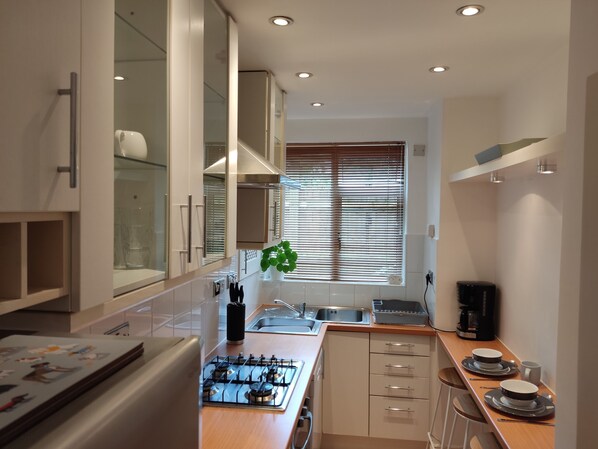 Fridge, microwave, oven, stovetop - Light 1-bed - London N8 - free parking - fast WiFi (London)