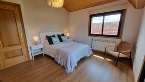 5 bedrooms, iron/ironing board, WiFi, bed sheets