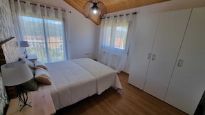 5 chambres, fer et planche à repasser, Wi-Fi, draps fournis