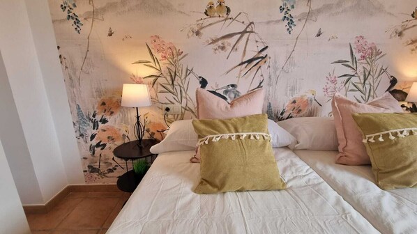 5 bedrooms, iron/ironing board, WiFi, bed sheets