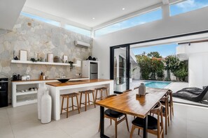 Villa Deluxe, 3 habitaciones, alberca privada, vista a la alberca | Comedor