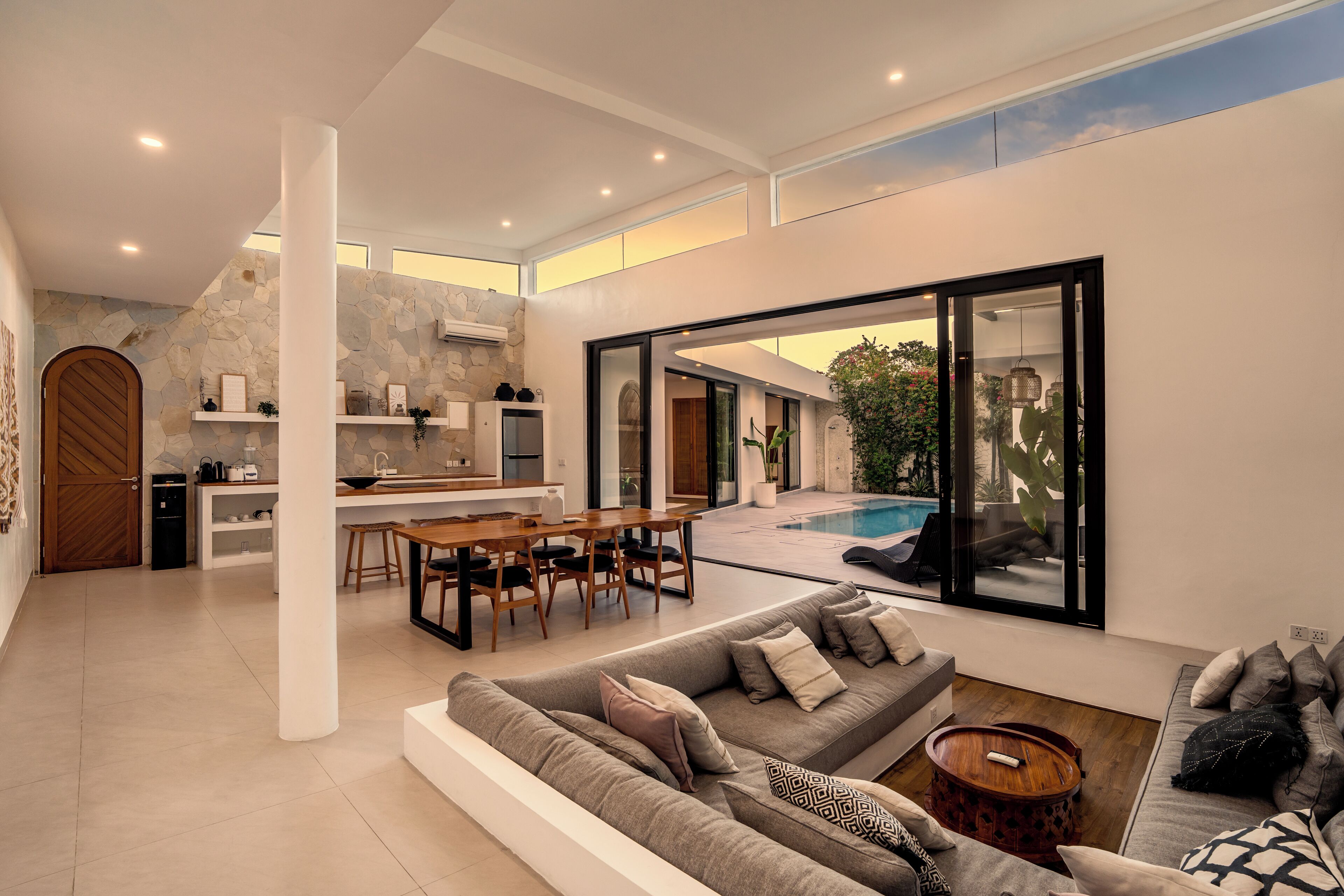 Villa Deluxe, 3 habitaciones, piscina privada, vistas a la piscina | Zona de estar | Smart TV de 32 pulgadas con canales digitales