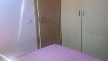 2 makuuhuonetta, silitysrauta/-lauta, vauvan matkasänky, ilmainen Wi-Fi