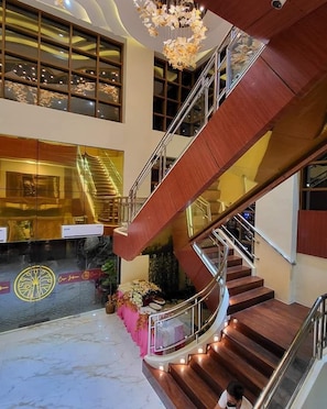 A spacious lobby with a grand staircase, a chandelier, and a large window with a view of the interior. - CASA JEDLIANA HOTEL & RESORT (Santa Rosa)