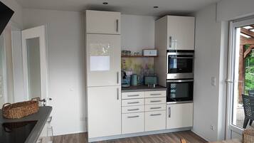 Køleskab, mikrobølgeovn, ovn, kogeplade