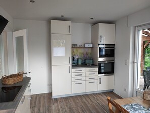 Fridge, microwave, oven, stovetop - Holiday Home 'Muhrbach' with Private Terrace, Private Garden and Wi-Fi (Ottersweier)