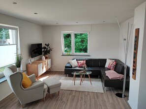 TV - Holiday Home 'Muhrbach' with Private Terrace, Private Garden and Wi-Fi (Ottersweier)