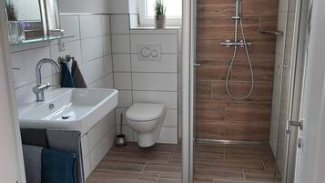 Dusche, Haartrockner, Handtücher