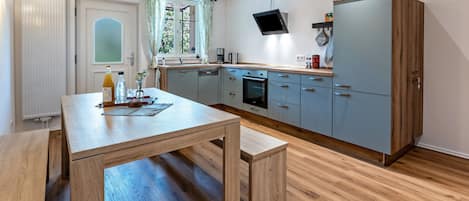 Fridge, oven, stovetop, dishwasher