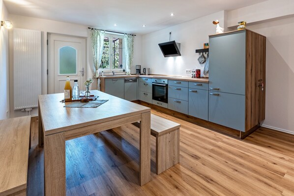 Fridge, oven, stovetop, dishwasher