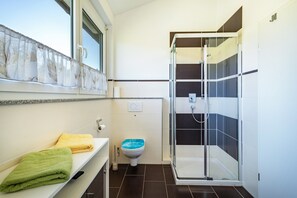 Badekar, hårtørrer, håndklæder