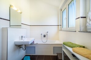 Badewanne, Haartrockner, Handtücher