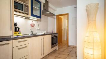 Réfrigérateur, four à micro-ondes, un four, surface de cuisson