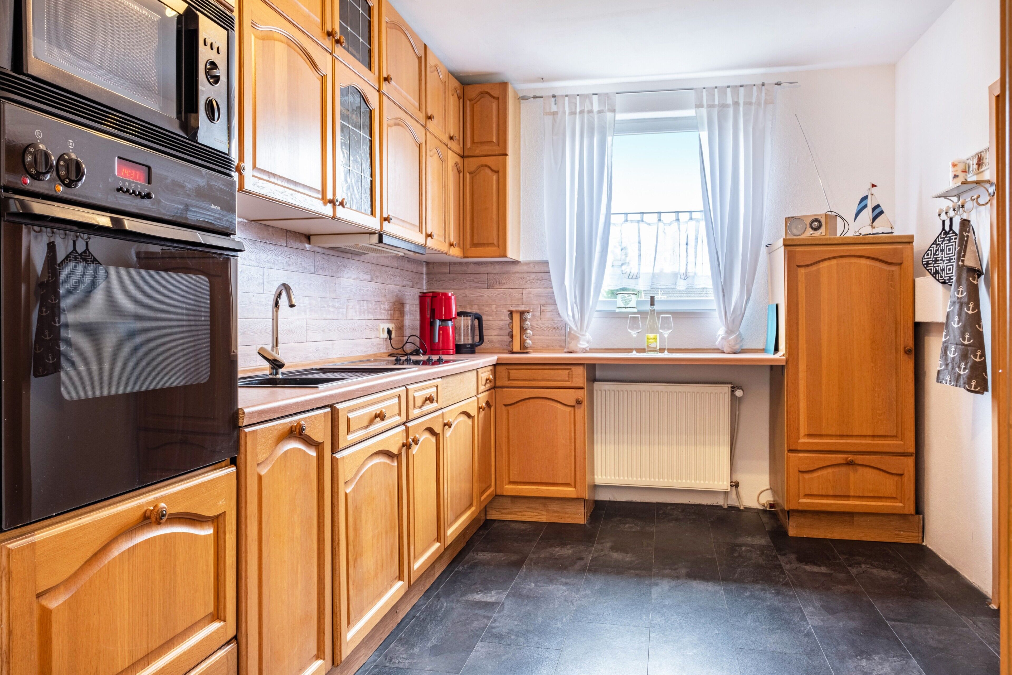 Een koelkast, een magnetron, een oven, een kookplaat