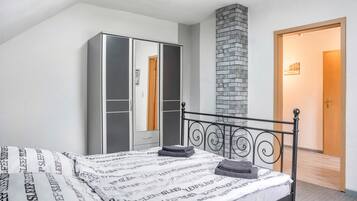 3 bedrooms, iron/ironing board, free WiFi, bed sheets