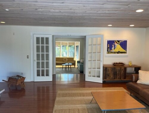 Family Farmhouse Retreat , Heated Pool, Privacy, One Hour from New York City