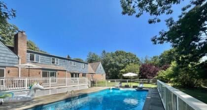 Family Farmhouse Retreat , Heated Pool, Privacy, One Hour from New York City